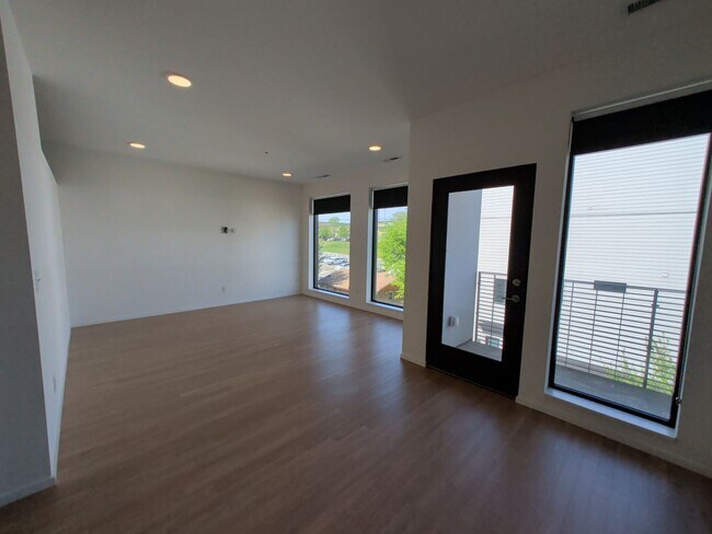 Building Photo - Spectacular Edgehill Condo!