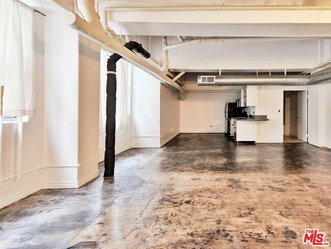 Building Photo - 215 W 7th St