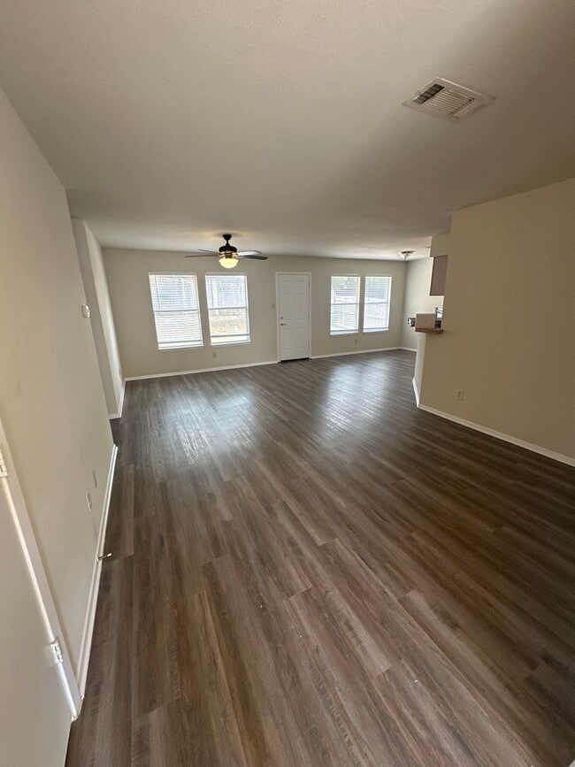 Building Photo - READY TO MOVE IN SPECIAL $800.00 OFF 1ST F...