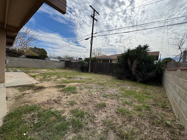 Building Photo - 2654 E Saginaw Way