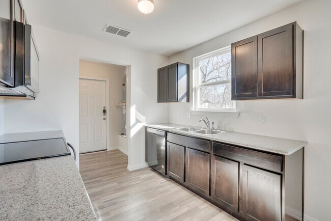 Building Photo - HALF OFF One Month Rent!*