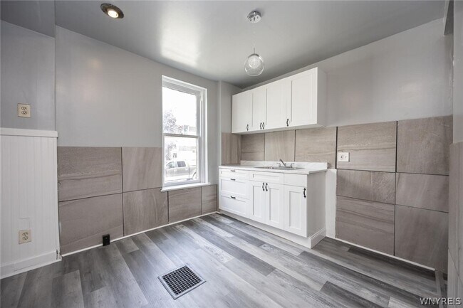 Building Photo - 1023 15th St