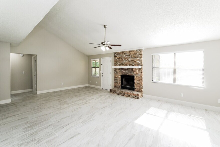 Building Photo - 6173 Island Forest Dr