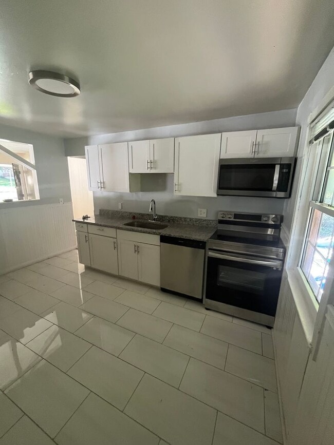 Building Photo - Three Bed, 2 Bath in Cincinnati!