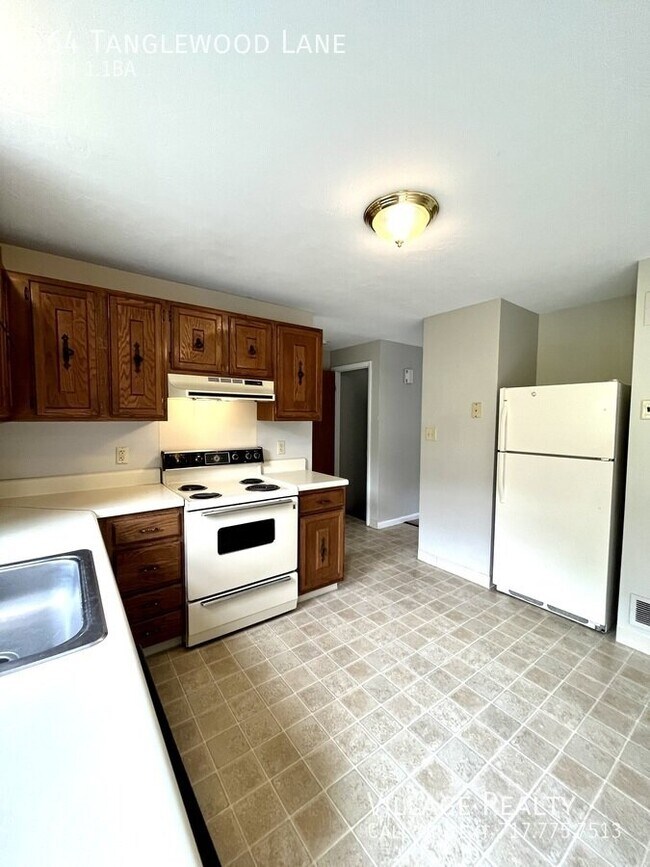 Building Photo - 464 Tanglewood Ln