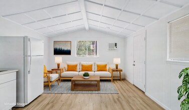 Building Photo - Cozy 1-bedroom, 1-bath duplex