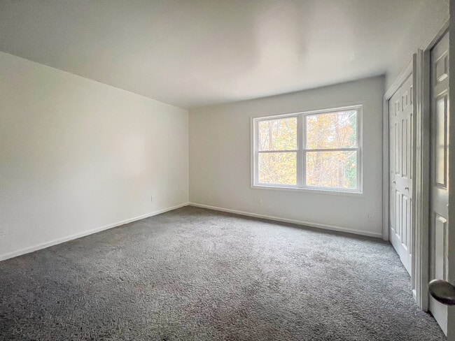 Building Photo - 32 Fox Hill Dr