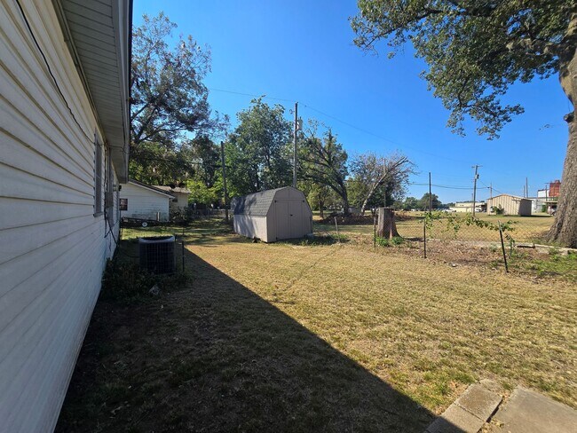 Building Photo - 3 bed 1 bath in Tecumseh!