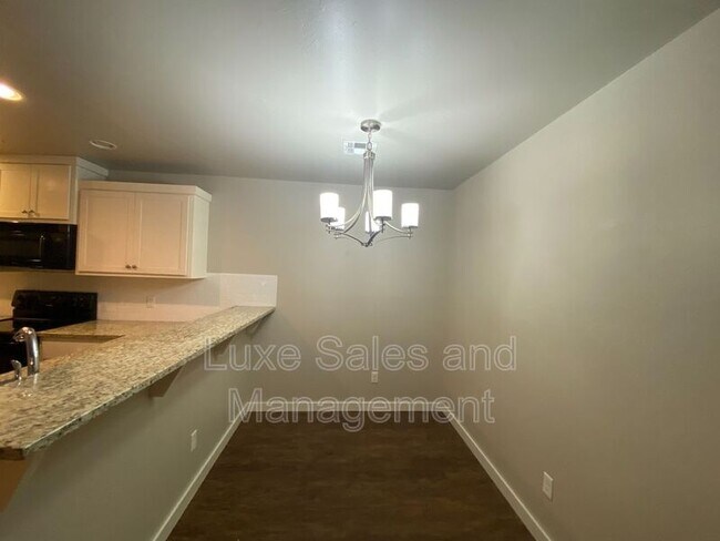 Building Photo - 737 SW 13th St