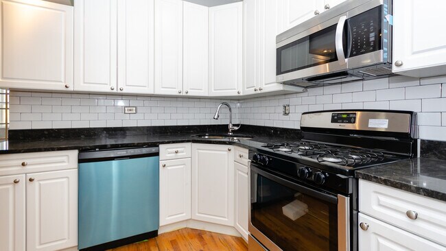 Building Photo - 1147 E 61st St