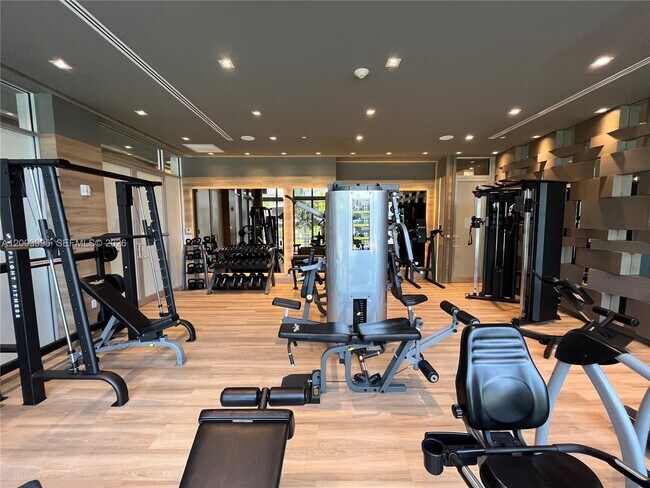 Building Photo - 9940 W Bay Harbor Dr