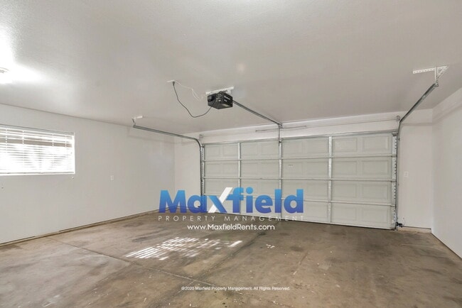 Building Photo - Pet Friendly Main Floor 3BD 2BA 2GA Unit Near Costco and High School