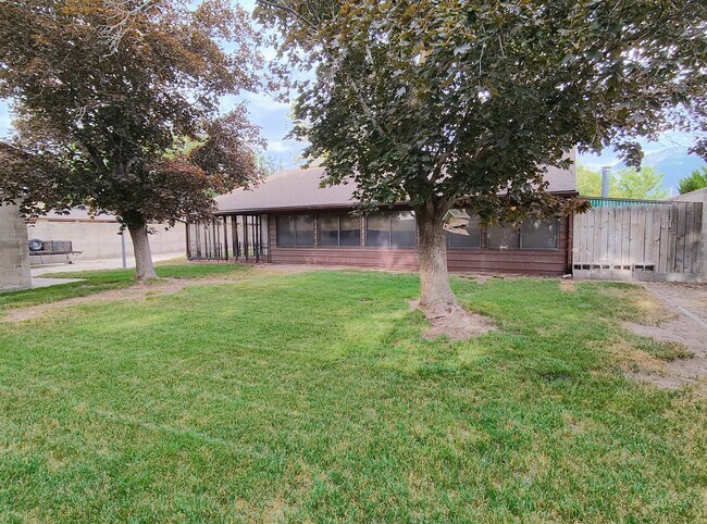 Building Photo - 3 Bd 2 Bath Over 2500 sq ft in Sandy