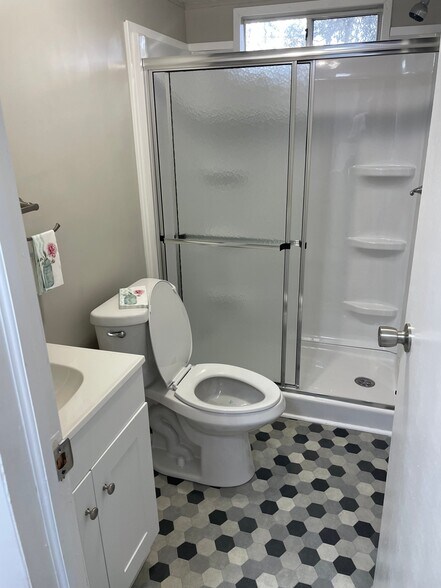 Building Photo - 28 N Shady Ln