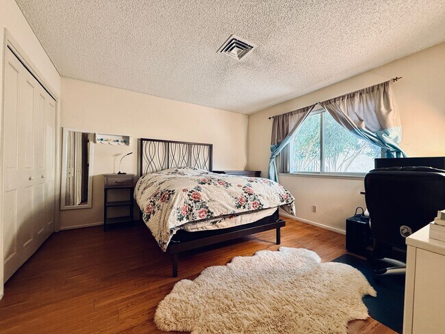 Building Photo - Available August 1st! Beautiful fully furnished single-story home located in the prestigious Span...