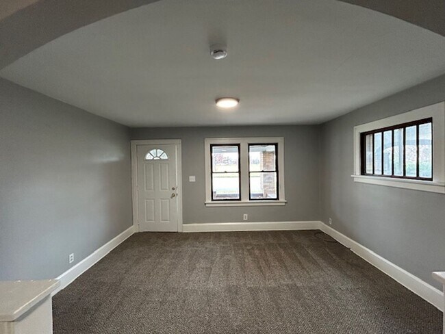 Building Photo - 3237-3237 Grove Ave