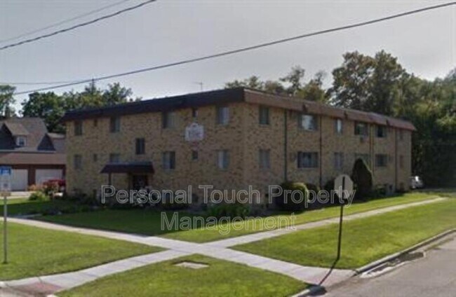 Building Photo - 301 6th St S