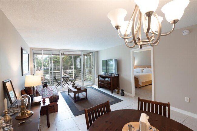 Building Photo - 9410 Poinciana Pl