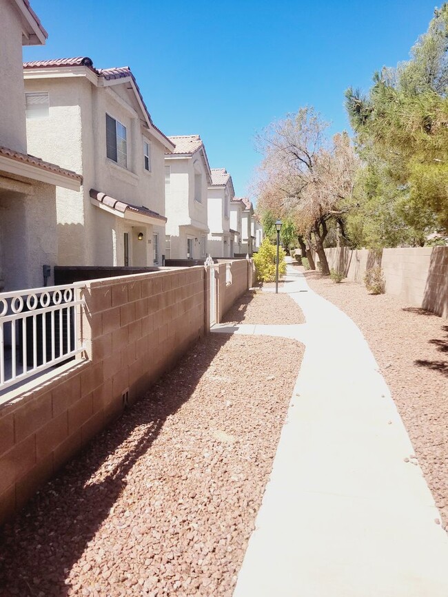 Building Photo - Townhouse with 2 Car Garage in NLV