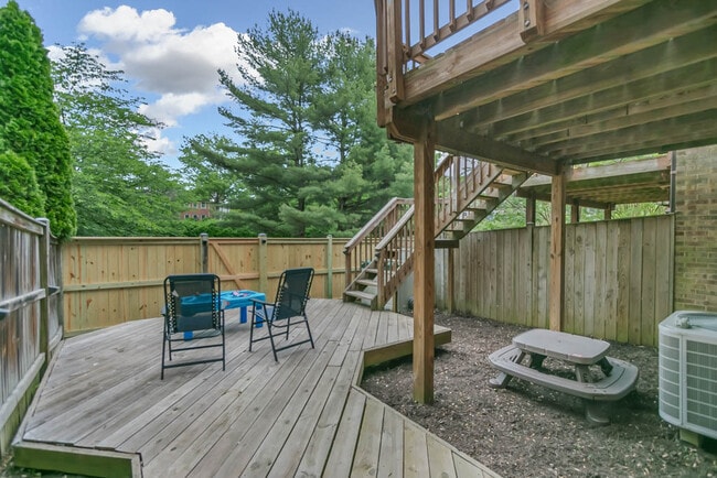 Building Photo - 2883 Sutton Oaks Ln