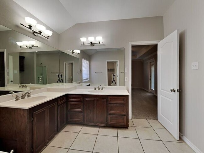 Building Photo - No Application Fees* $1000 Off 1st Month R...