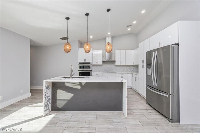 Building Photo - 6161 Waxmyrtle Way