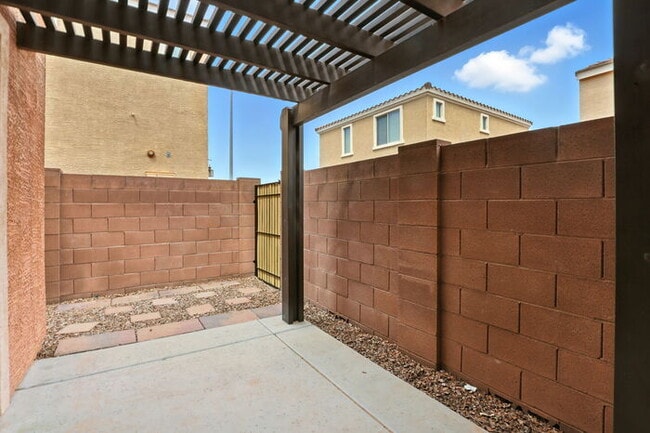 Building Photo - 2240 S Buckaroo Trail