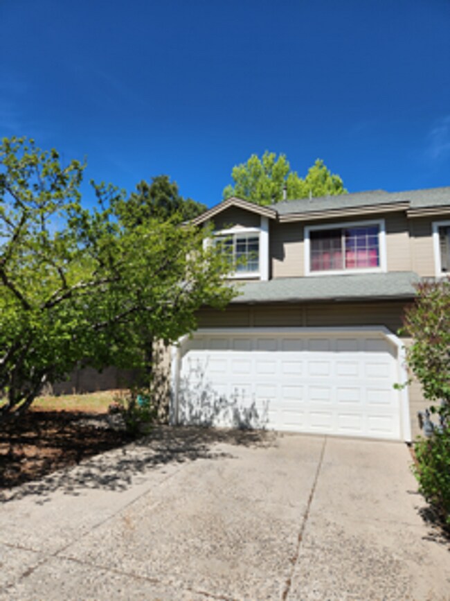Building Photo - Furnished 3BR Boulder Pointe Townhome | End Unit + AC + Fenced Backyard