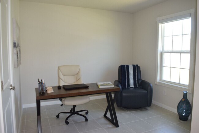 Building Photo - Stunning and elegant fully furnished 3/2/2 villa with Pool, hot tub & Lake views