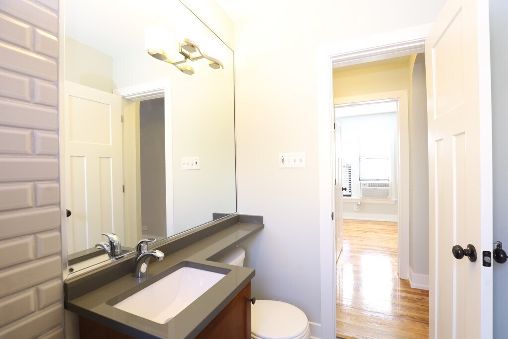 Building Photo - 553 W Arlington Pl