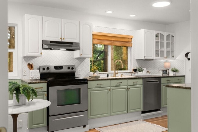 Building Photo - Charming 3 Bed / 1.75 Bath Craftsman-Style...