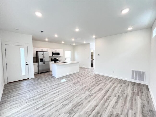 Building Photo - 841 Reading RR Ln