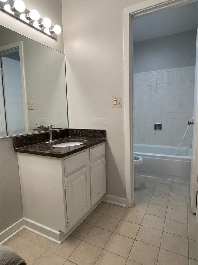 Building Photo - 1813 Hemlock Pl