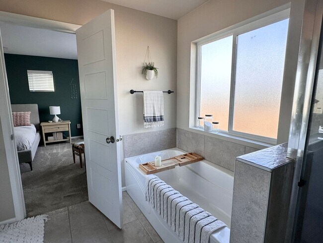 Building Photo - Stunning Stewart Crossing Home!