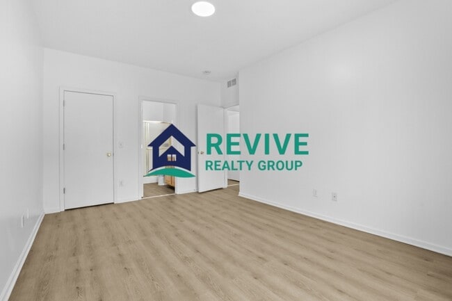 Building Photo - 15715 Parkway Ln