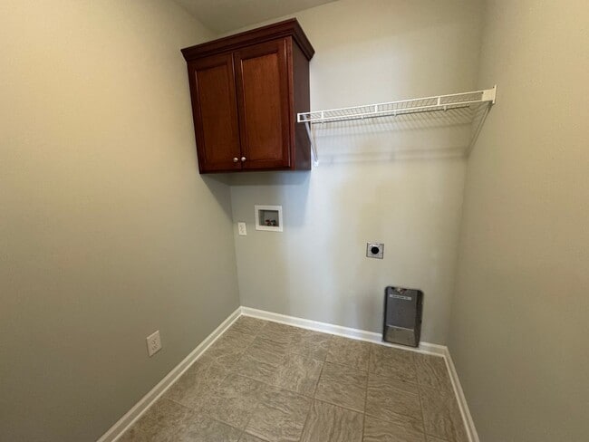 Building Photo - MOVE-IN READY!