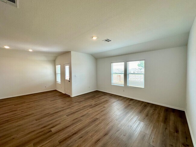 Building Photo - Beautiful Recently New Build Home in West ...