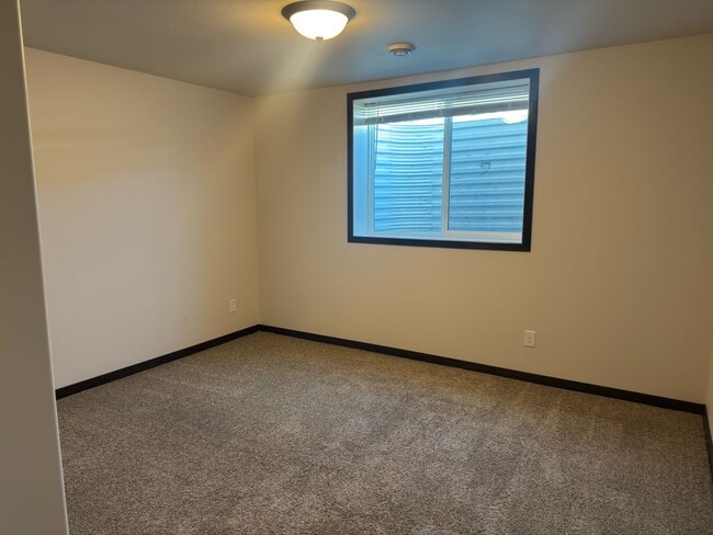Building Photo - 4 Bed 3 Bath Single Family Home