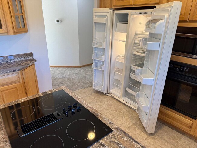 Building Photo - 3 Bed 2 Bath Large Semi-Rural Modern Beautiful Home