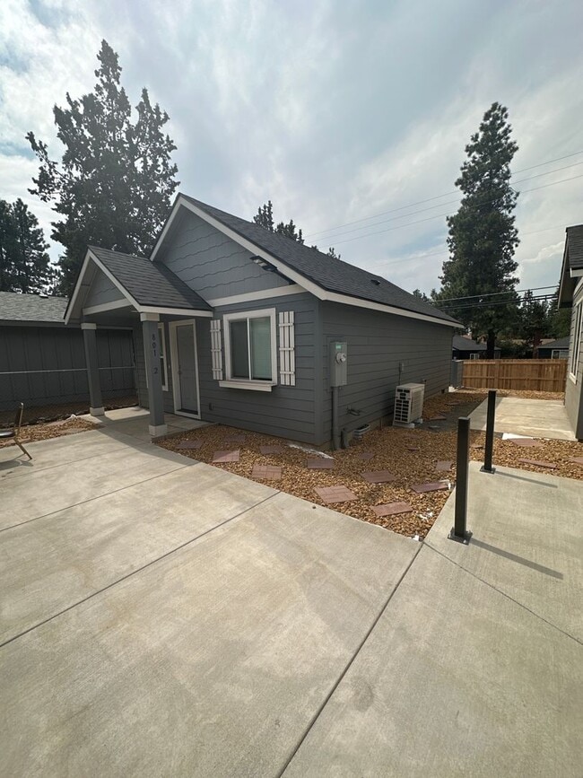 Building Photo - MIDTOWN 2 Bdrm Cottage, 1 bath, Air Conditioning, Laundry Room, Large Covered Patio, Off Street P...