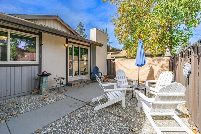 Building Photo - Freshly Renovated, End Unit Town-House Ava...