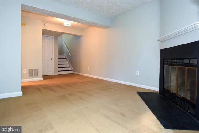 Building Photo - 1545 Woodcrest Dr