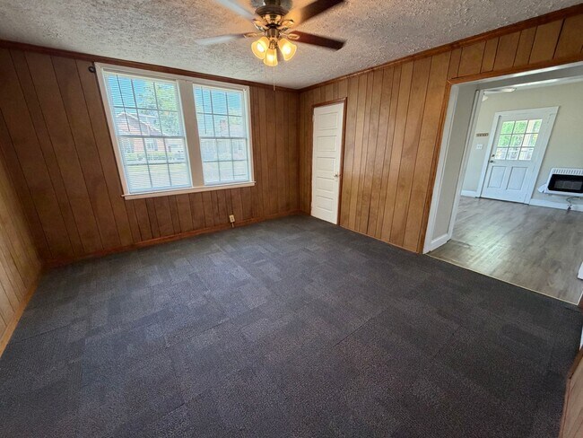 Building Photo - 2 Bedrooms- 1 Bathroom- House in Celanese!