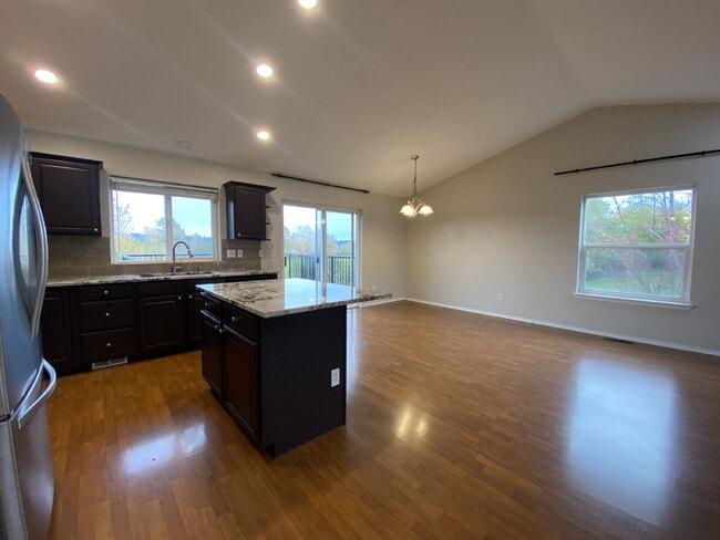 Building Photo - Spacious 4-bedroom with Panoramic Deck Next to Ferndale High