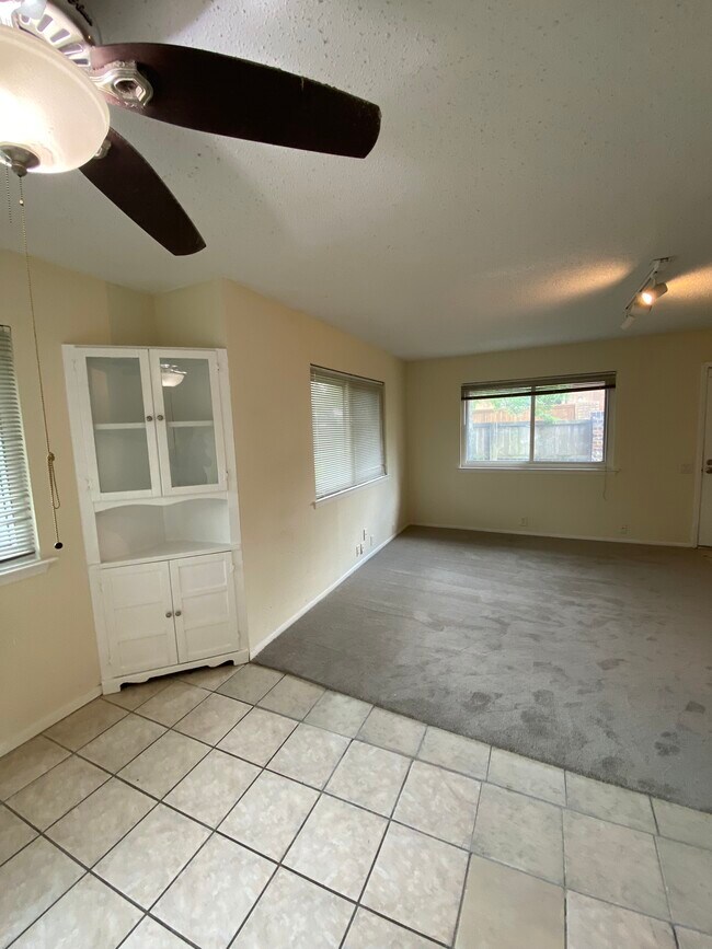 Building Photo - 2704 Stonehaven Ct