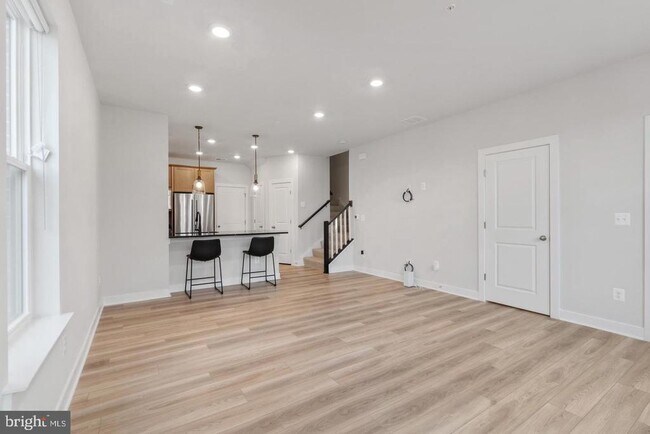 Building Photo - 45176 Drowes Ter