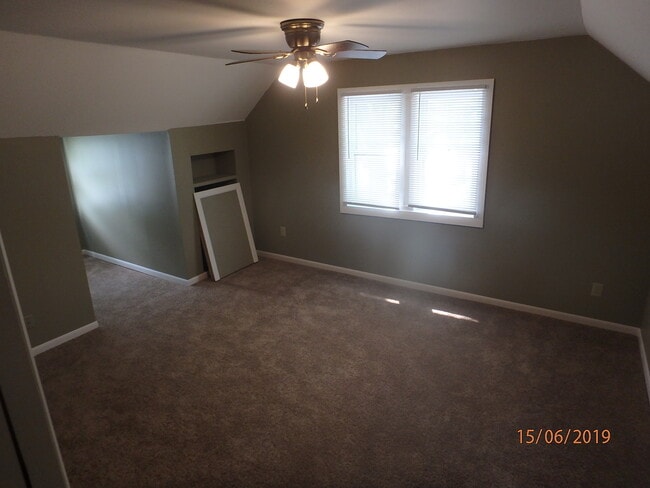 Building Photo - 400 SW Lindenwood Ave