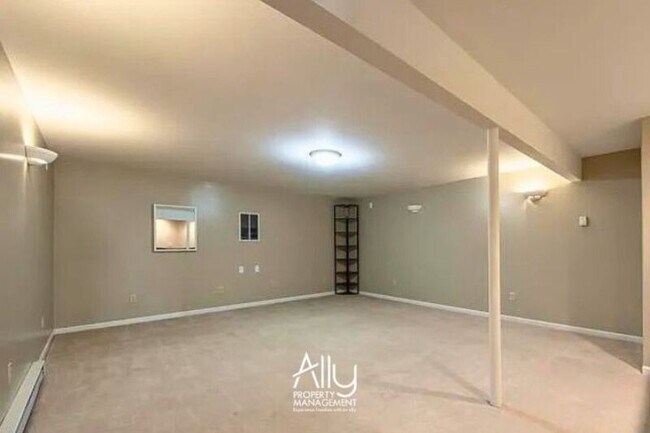 Building Photo - 170 W Rosewood Dr