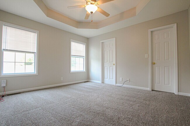 Building Photo - Three Bedroom with Bonus!