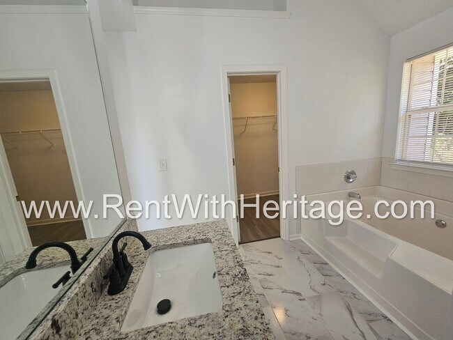 Building Photo - Gorgeous 3bd/ 2.5 bath Home in Popular Nat...